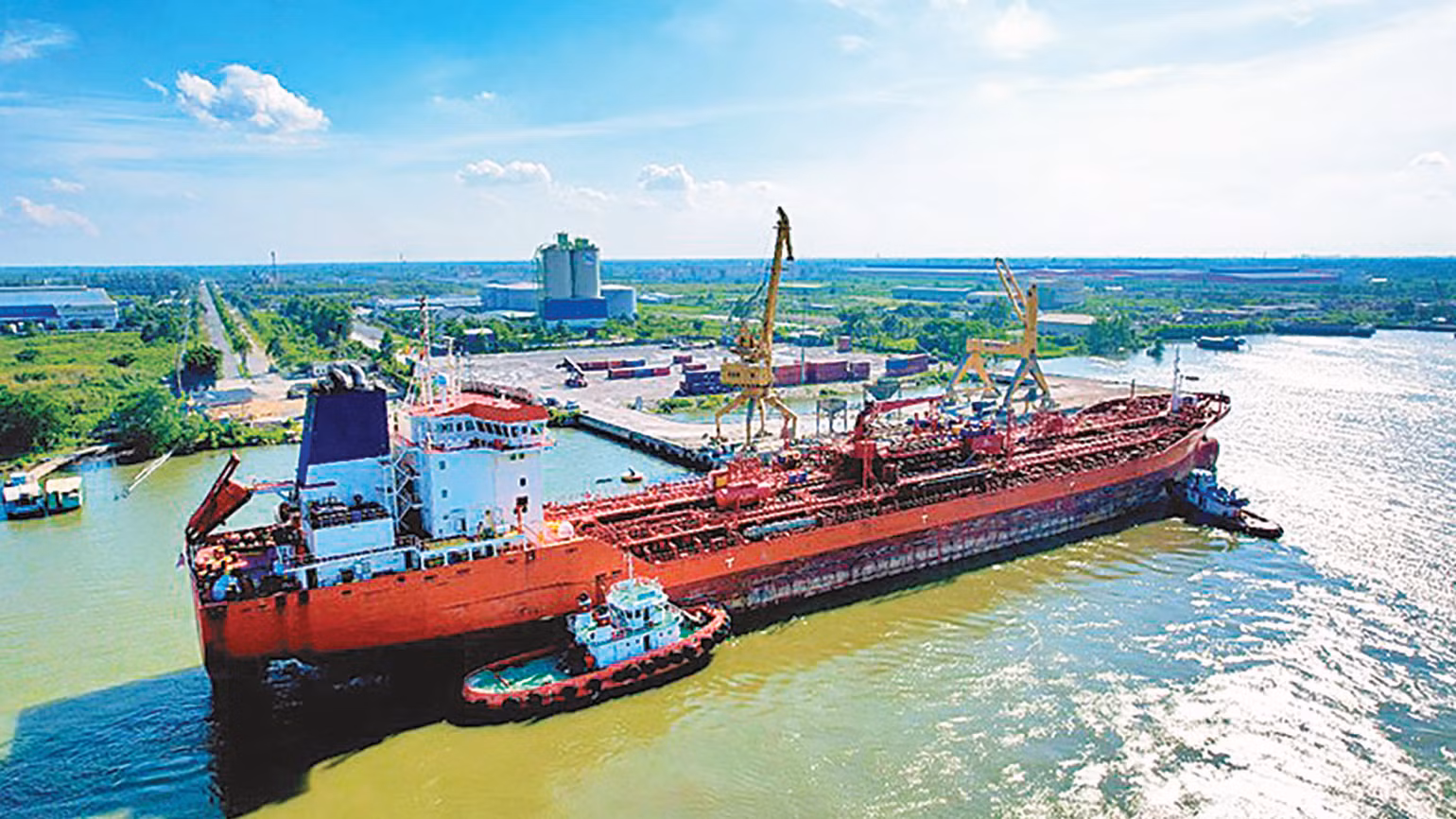 Tàu chuyên dụng DING HENG 38 có tải trọng 20 nghìn tấn. Tàu chuyên dụng DING HENG 38 có tải trọng 20 nghìn tấn.