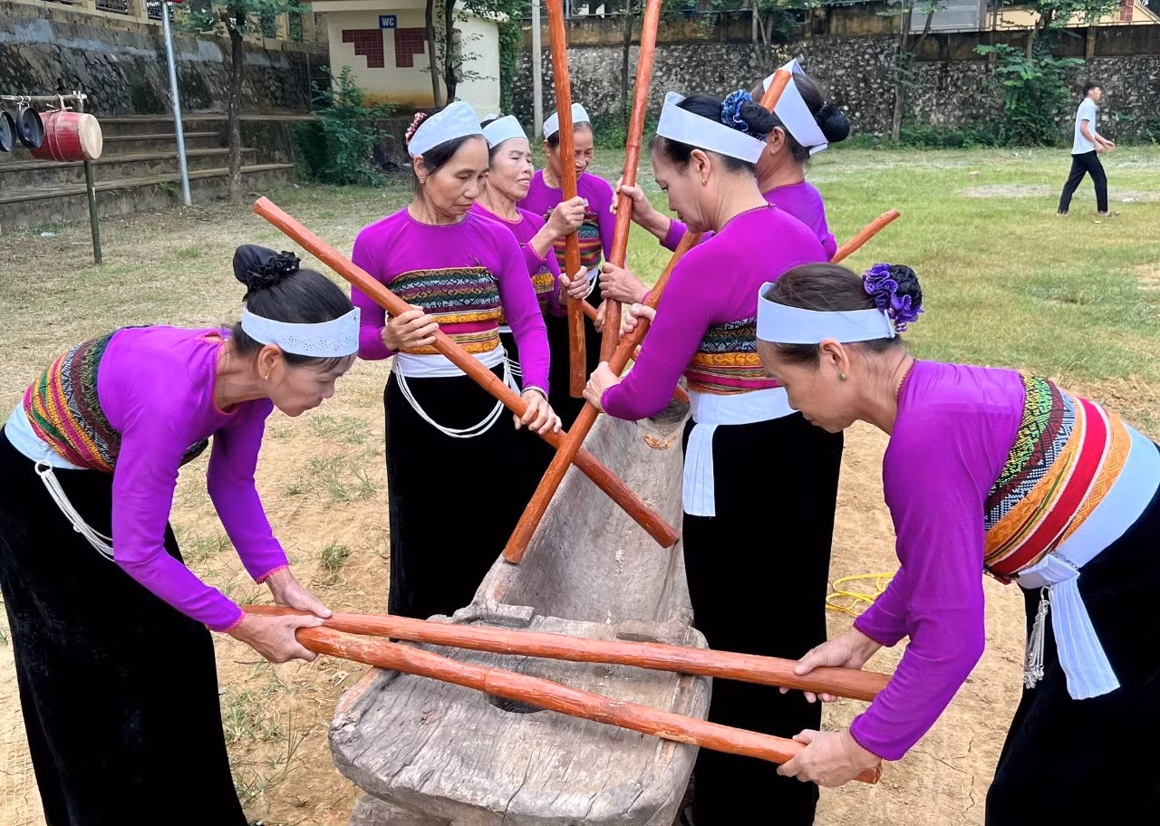 Tập quán xã hội và tín ngưỡng Keng Loóng của người Thái, Mai Châu, Hòa Bình được công nhận là Di sản phi vật thể Quốc gia. Tập quán xã hội và tín ngưỡng Keng Loóng của người Thái, Mai Châu, Hòa Bình được công nhận là Di sản phi vật thể Quốc gia.