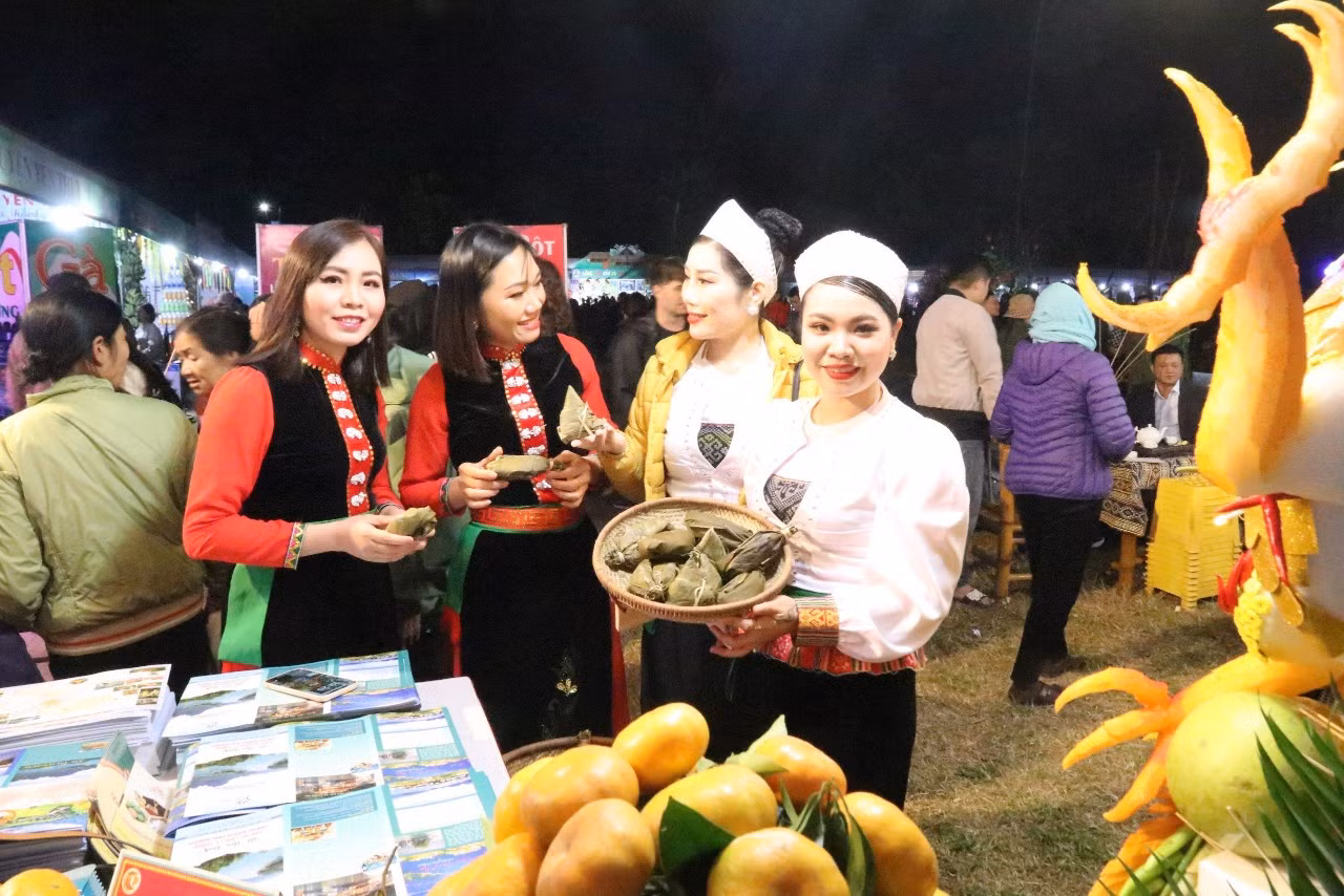 Nhiều sản vật OCOP của các địa phương được trưng bày và giới thiệu tại liên hoan. Nhiều sản vật OCOP của các địa phương được trưng bày và giới thiệu tại liên hoan.