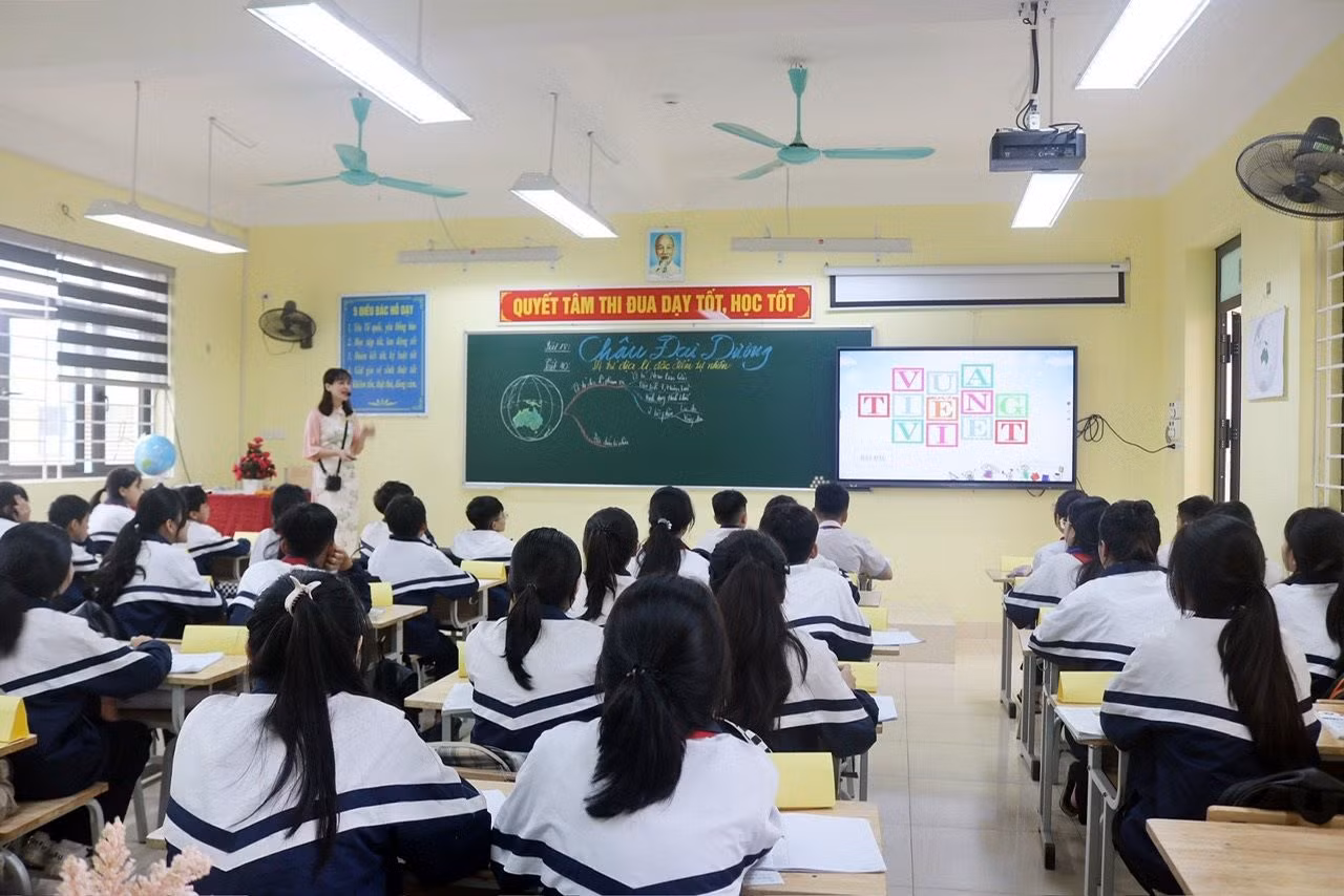 Giờ học môn Địa lý của cô và học sinh Trường trung học cơ sở Tân Tiến, huyện Chương Mỹ, Hà Nội. Giờ học môn Địa lý của cô và học sinh Trường trung học cơ sở Tân Tiến, huyện Chương Mỹ, Hà Nội.
