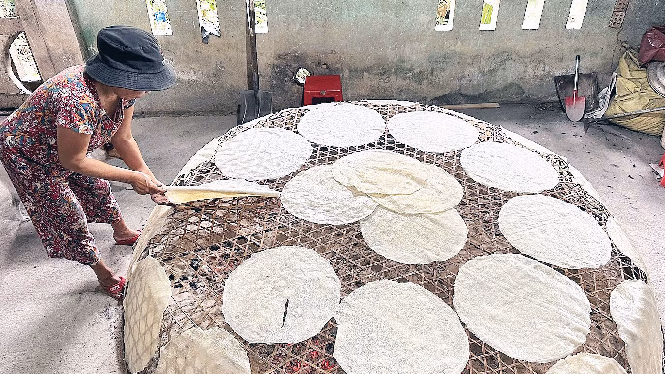 Bánh tráng được hong khô bằng than củi. Bánh tráng được hong khô bằng than củi.