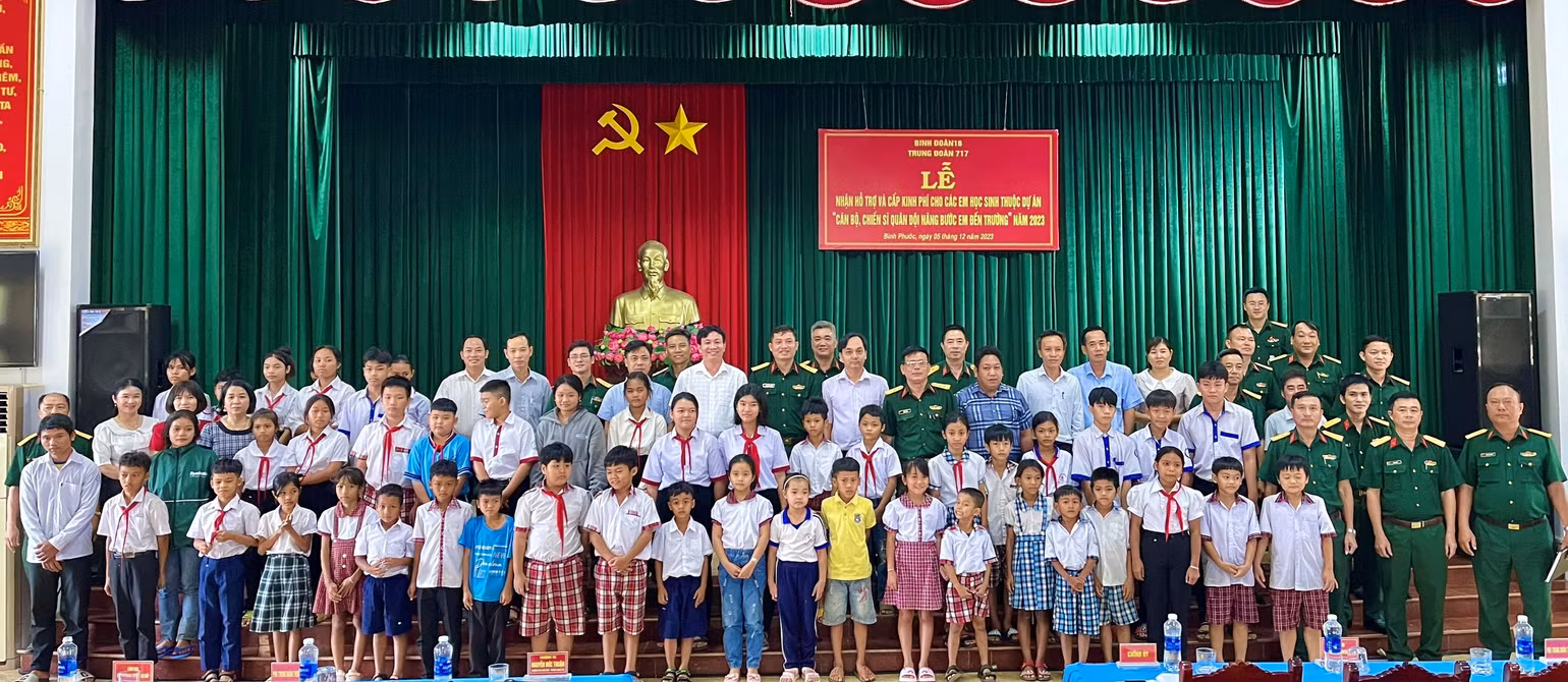 Các em học sinh được Trung đoàn 717 trao kinh phí và vật chất Các em học sinh được Trung đoàn 717 trao kinh phí và vật chất