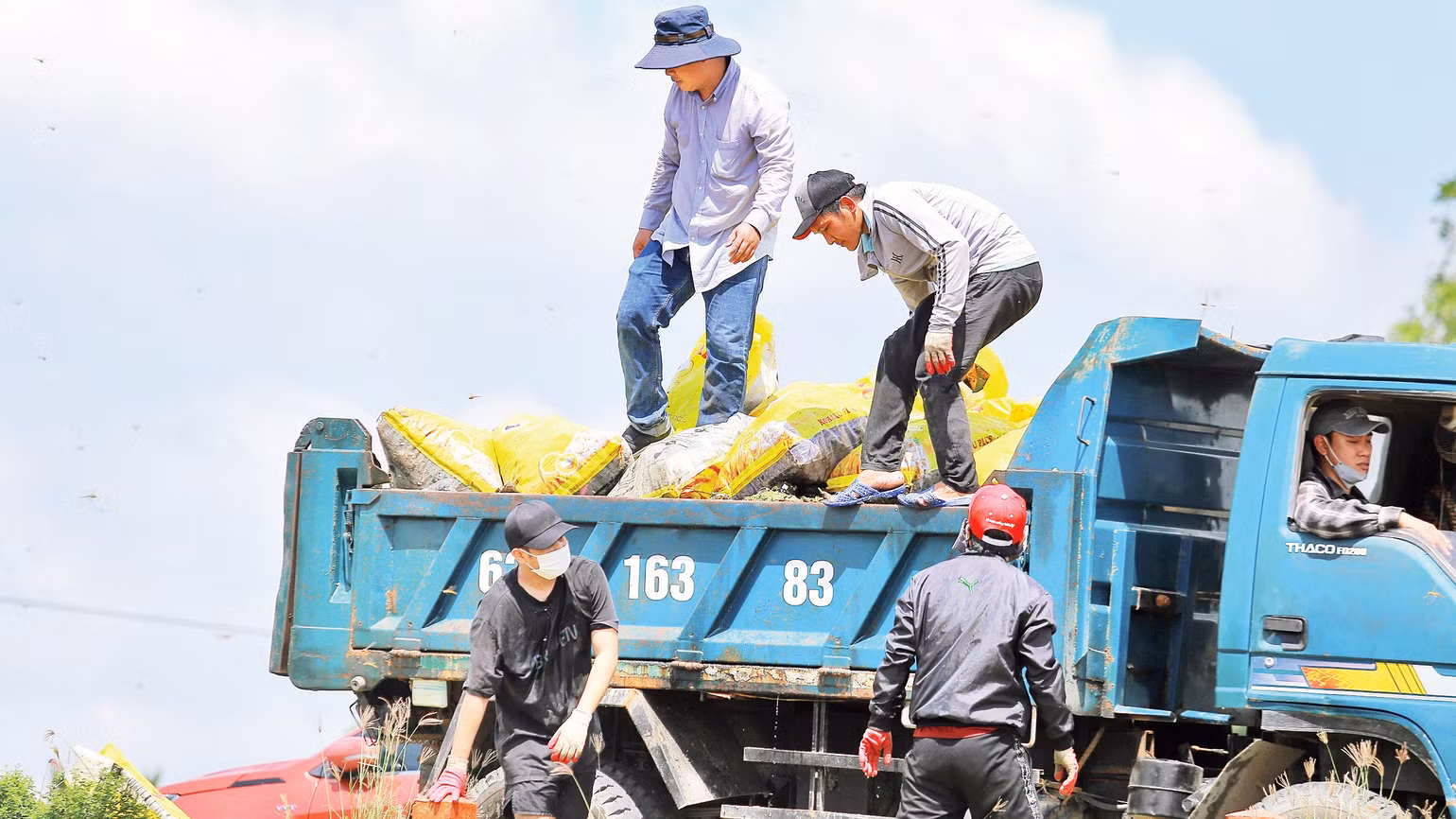 Ðưa rác thải đi xử lý.