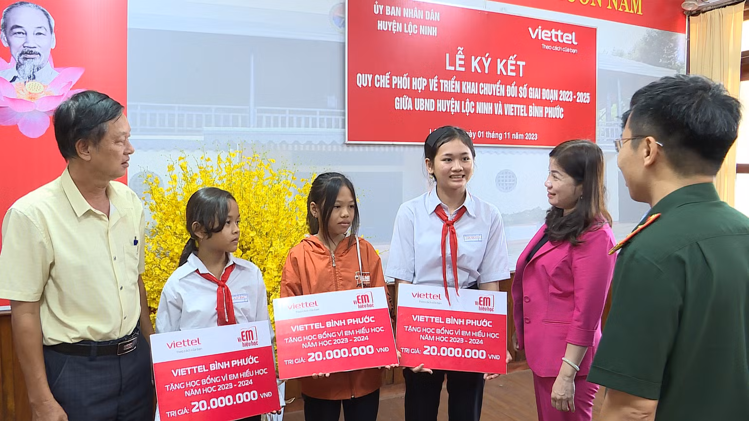 Niềm vui của các em khi được nhận học bổng. Niềm vui của các em khi được nhận học bổng.