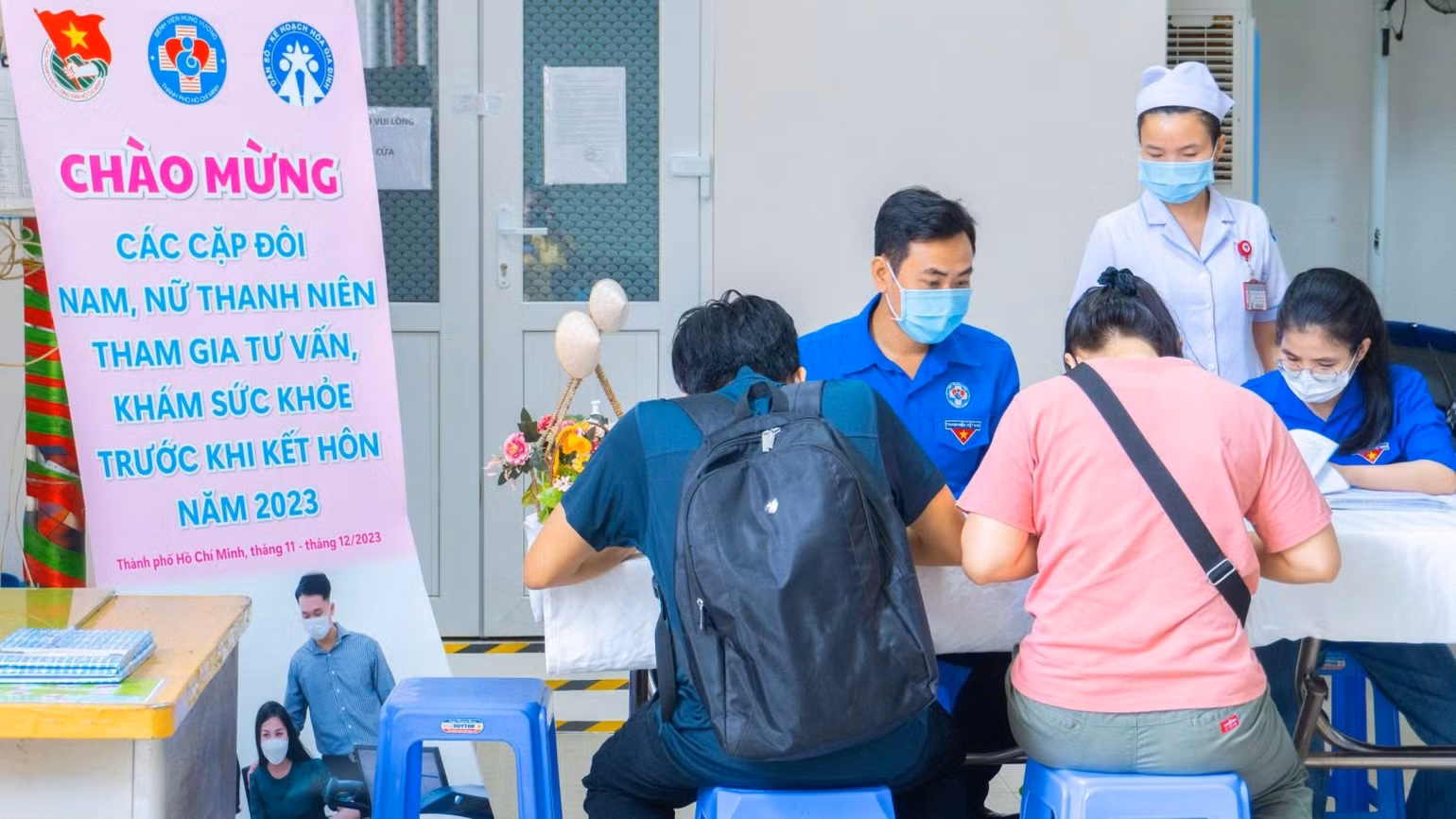 Bệnh viện Hùng Vương (Thành phố Hồ Chí Minh) tư vấn, khám sức khỏe cho nam, nữ thanh niên đang làm việc tại các công ty, xí nghiệp, khu chế xuất và công nghiệp ở Thành phố Hồ Chí Minh.
