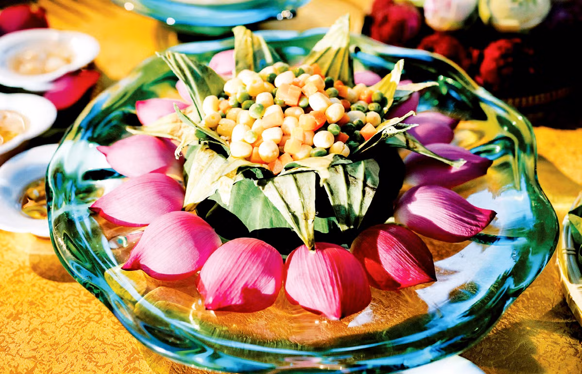 Cơm hấp lá sen chay. Cơm hấp lá sen chay.