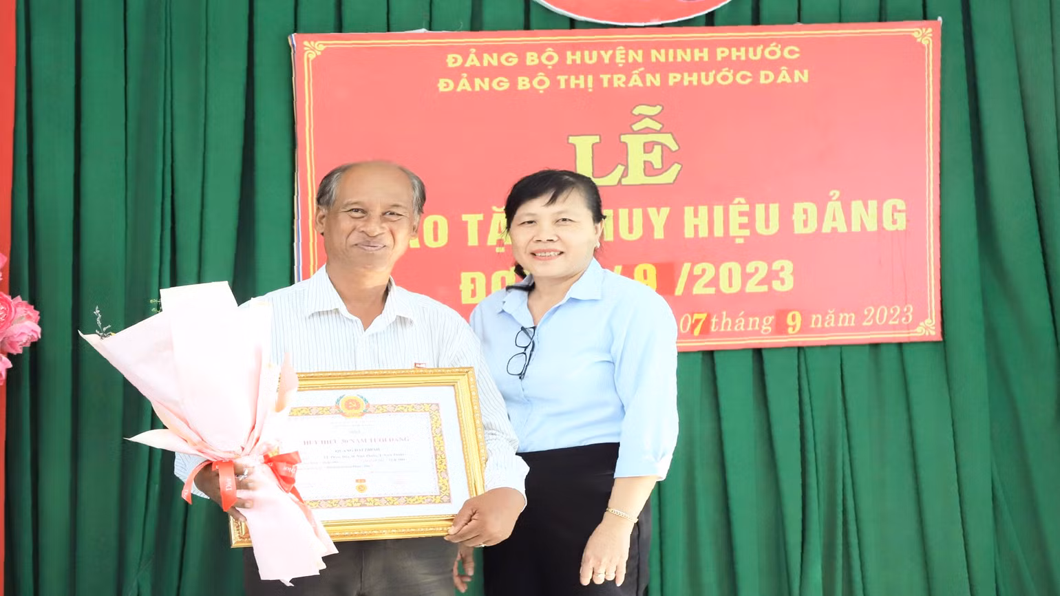 Ông Quảng Đại Thính vinh dự nhận Huy hiệu 30 năm tuổi Đảng vào tháng 9/2023.