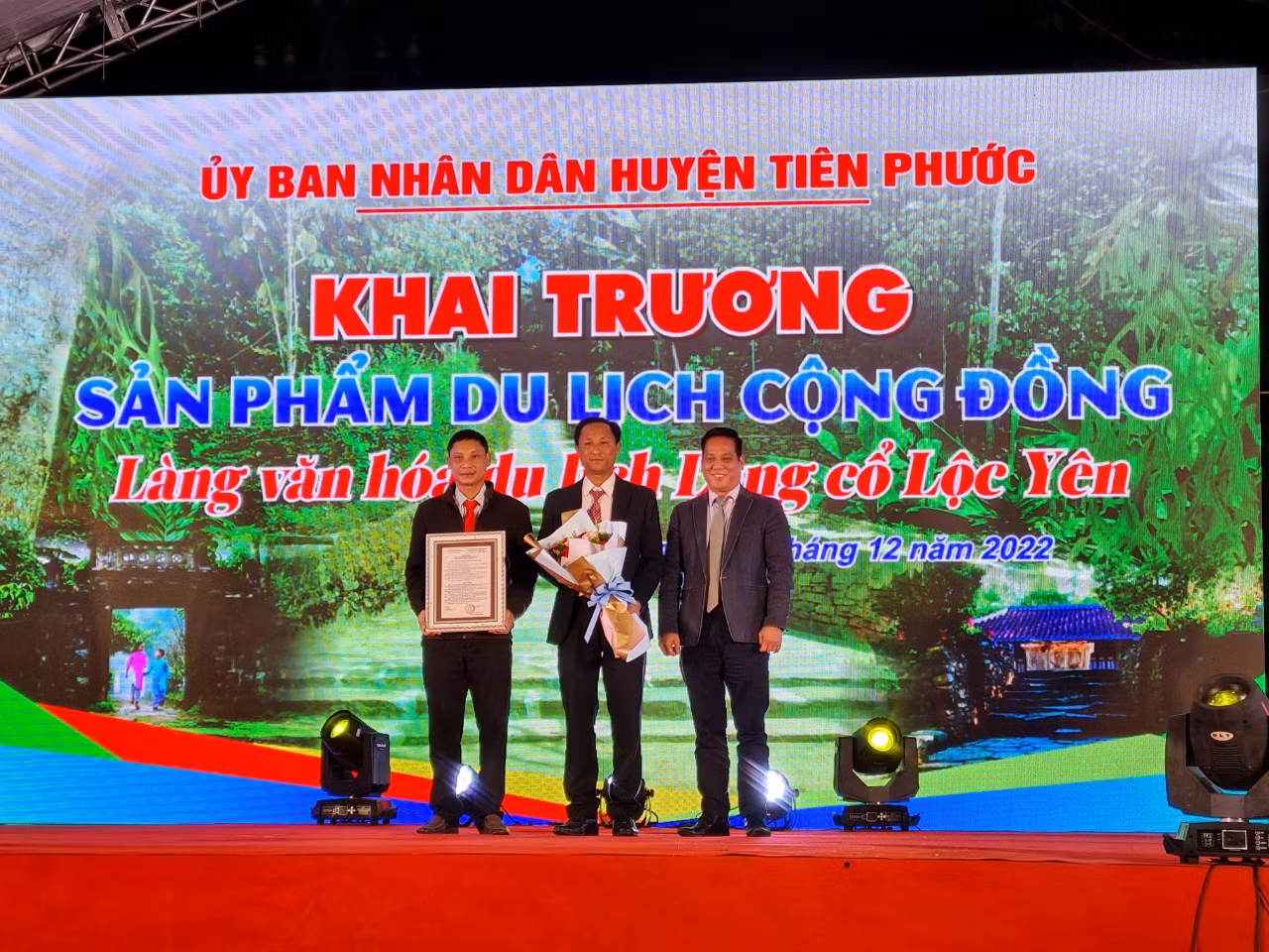 Lãnh đạo Sở Văn hóa, Thể thao và Du lịch Quảng Nam trao quyết định công nhận sản phẩm du lịch cộng đồng Làng cổ Lộc Yên.