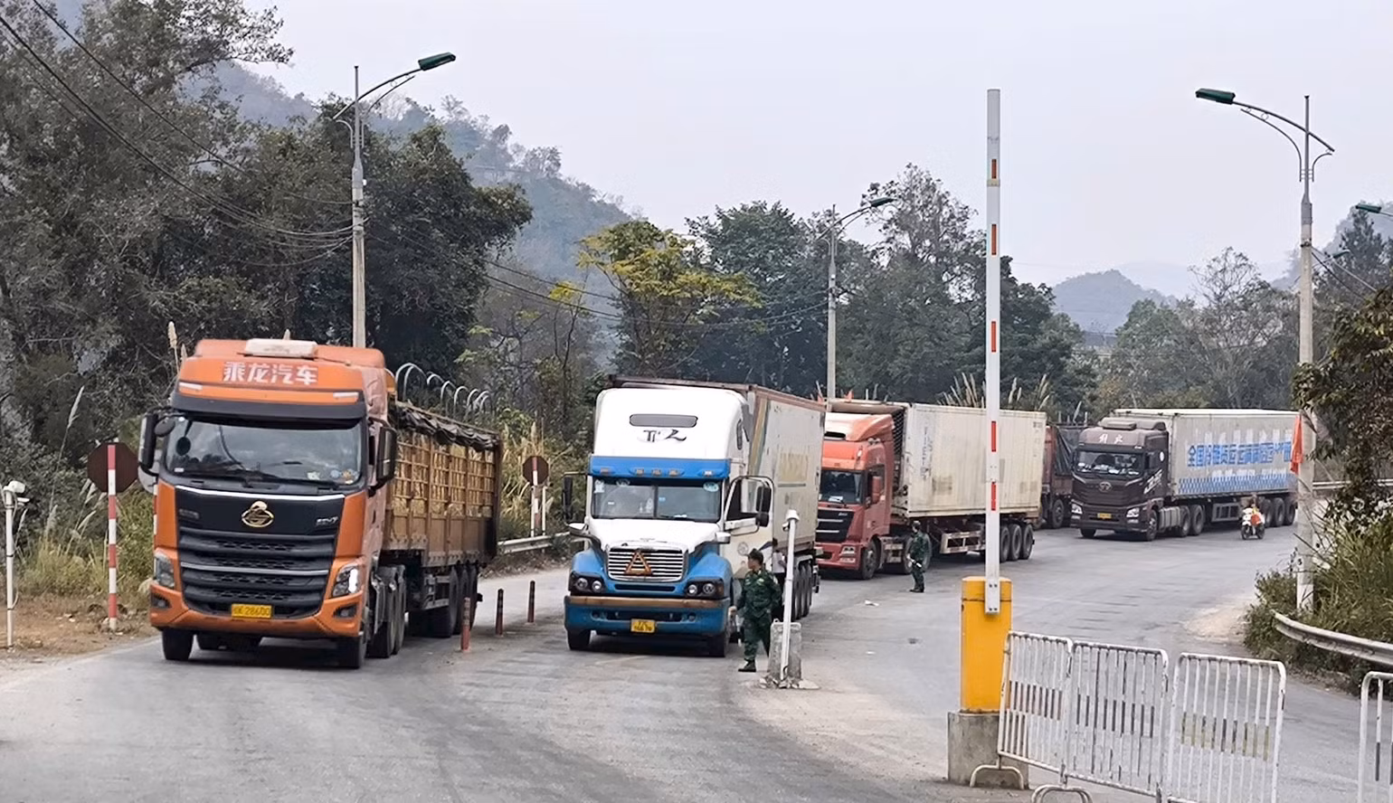 Xe chở hàng nông sản chuẩn bị xuất khẩu qua đường chuyên dụng vận chuyển hàng hóa qua cửa khẩu Tân Thanh, Văn Lãng (Lạng Sơn).
