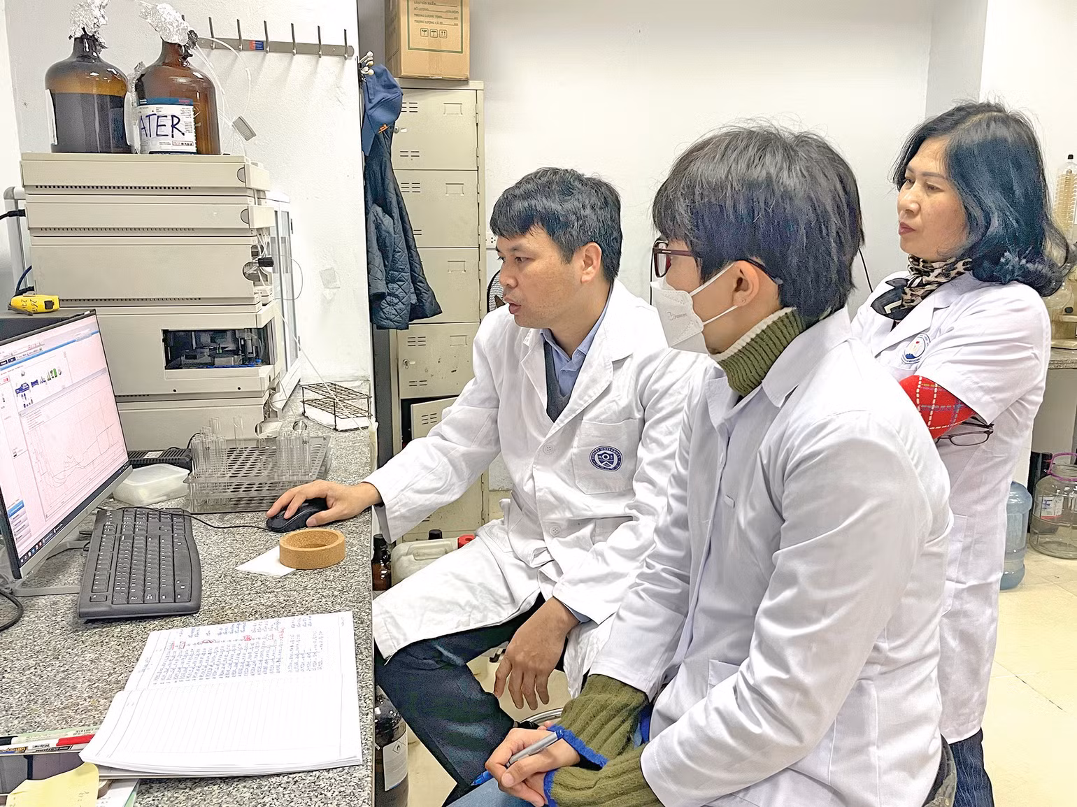 PGS, TS Nguyễn Xuân Nhiệm (ngoài cùng bên trái) hướng dẫn học viên và cán bộ nghiên cứu. PGS, TS Nguyễn Xuân Nhiệm (ngoài cùng bên trái) hướng dẫn học viên và cán bộ nghiên cứu.