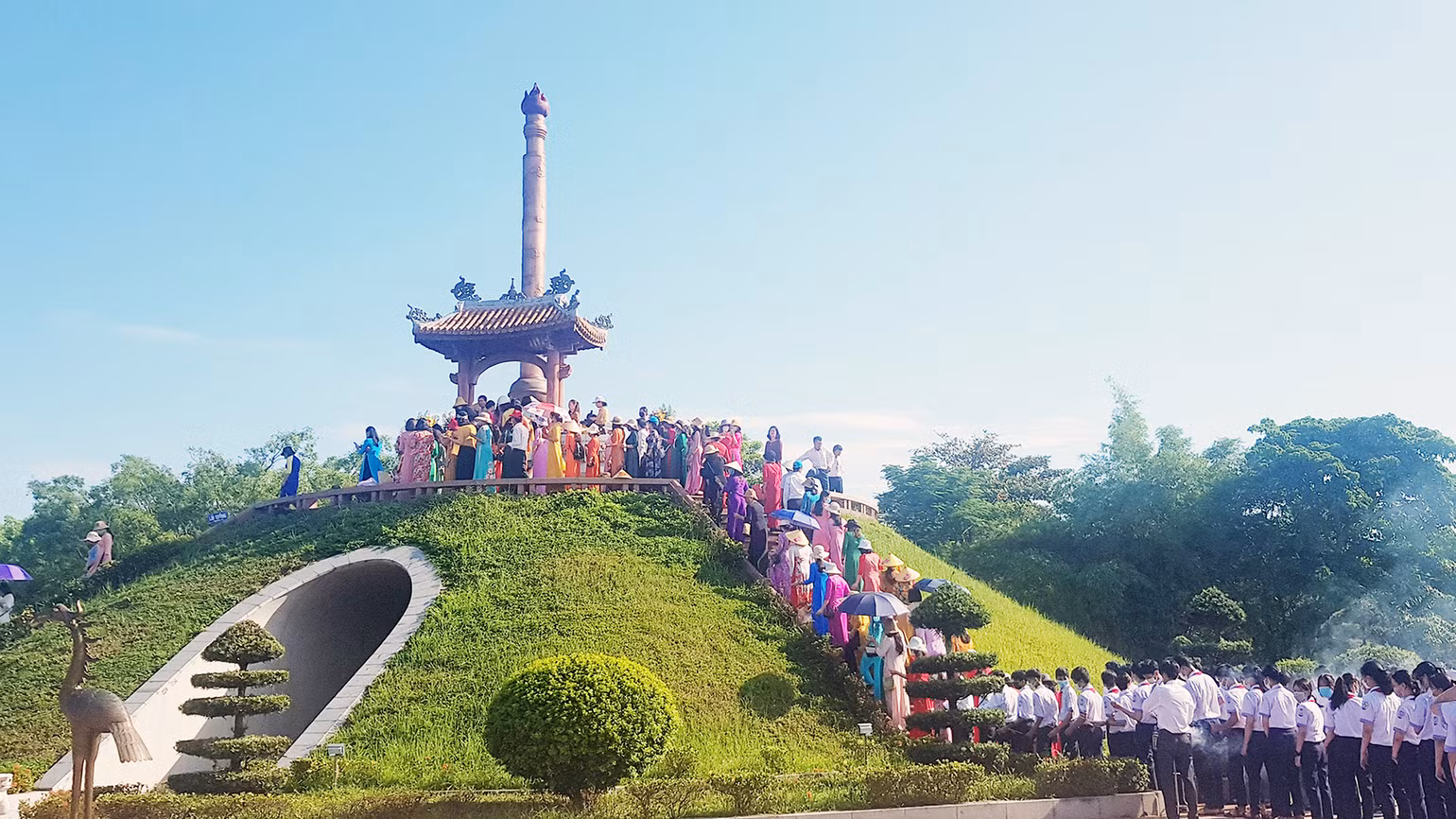 Du khách dâng hương ở tượng đài chính Di tích quốc gia đặc biệt Thành cổ Quảng Trị. (Ảnh QUANG HUY) Du khách dâng hương ở tượng đài chính Di tích quốc gia đặc biệt Thành cổ Quảng Trị. (Ảnh QUANG HUY)