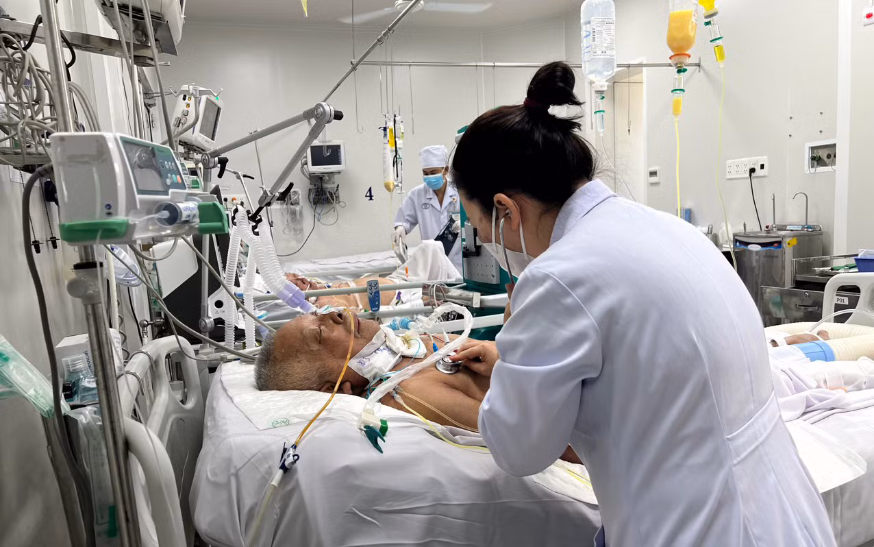 Những bệnh nhân diễn biến bệnh nặng đang được điều trị với nhiều trang thiết bị y tế hiện đại tại Khoa Bệnh Nhiệt đới (Bệnh viện Chợ Rẫy).