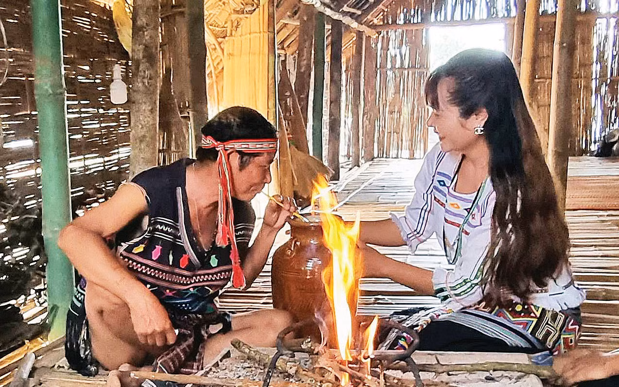 Bên bếp lửa nhà dài người Mạ. Ảnh: Văn Bảo Bên bếp lửa nhà dài người Mạ. Ảnh: Văn Bảo