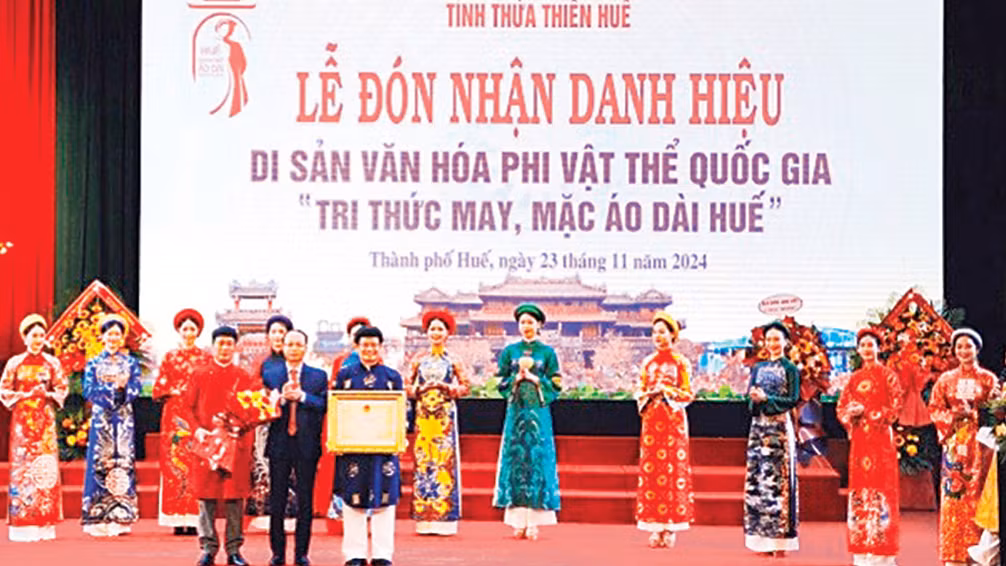 Đại diện lãnh đạo Ủy ban nhân dân tỉnh, Sở Văn hóa và Thể thao tỉnh Thừa Thiên Huế đón nhận danh hiệu Di sản văn hóa phi vật thể quốc gia “Tri thức May, Mặc áo dài Huế”. Đại diện lãnh đạo Ủy ban nhân dân tỉnh, Sở Văn hóa và Thể thao tỉnh Thừa Thiên Huế đón nhận danh hiệu Di sản văn hóa phi vật thể quốc gia “Tri thức May, Mặc áo dài Huế”.