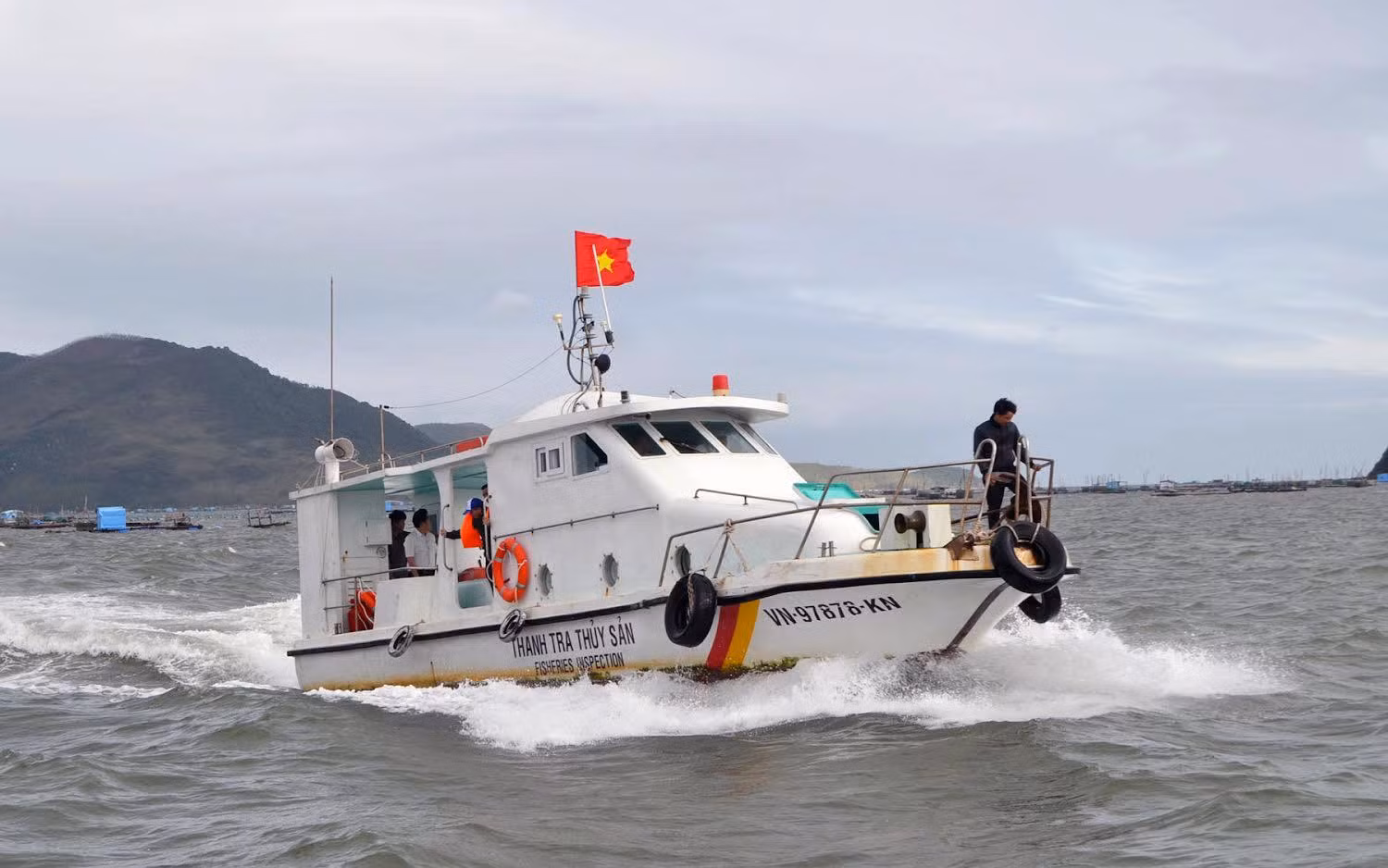 Tàu kiểm ngư tuần tra trên biển nhằm góp phần chống khai thác IUU. Tàu kiểm ngư tuần tra trên biển nhằm góp phần chống khai thác IUU.