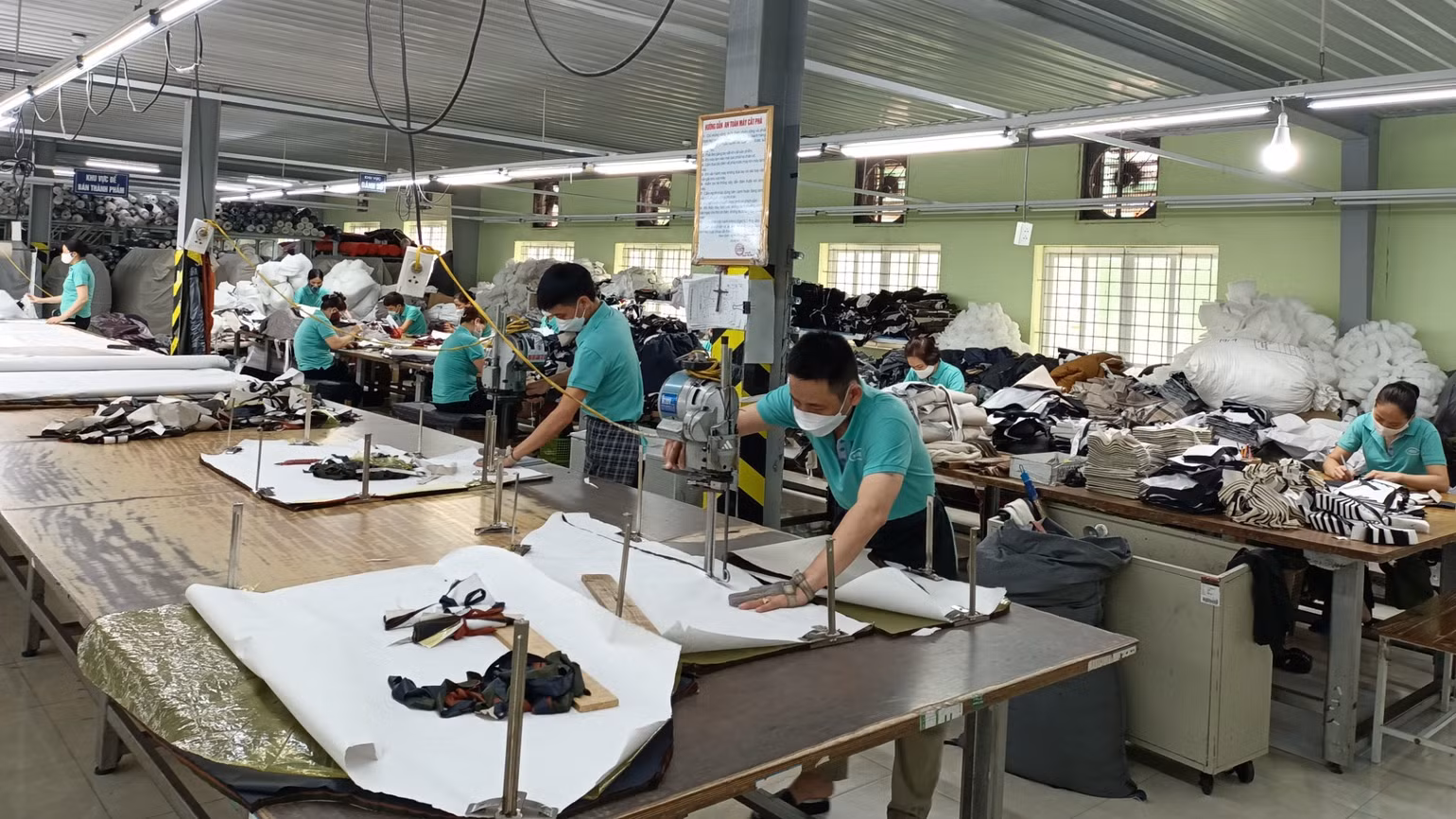 Cắt mẫu sản phẩm tại Tổng công ty cổ phần Dệt may Nam Định.