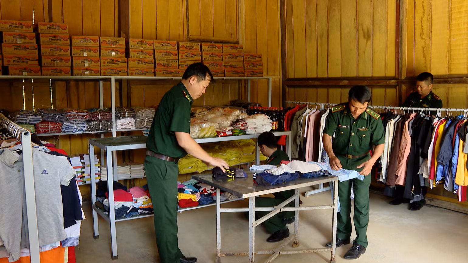 Chuẩn bị hàng hóa ở “ngôi nhà thiện nguyện” tặng đồng bào nghèo ở khu vực biên giới Nghệ An. Chuẩn bị hàng hóa ở “ngôi nhà thiện nguyện” tặng đồng bào nghèo ở khu vực biên giới Nghệ An.