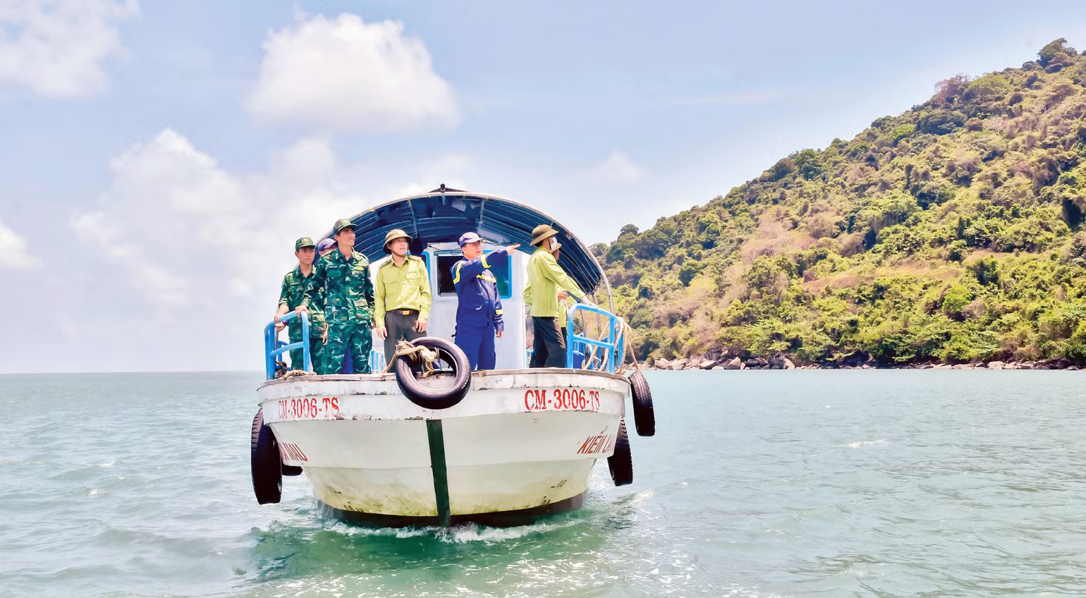 Lực lượng Kiểm lâm Cà Mau kiểm tra rừng tại đảo Hòn Khoai, thuộc xã Tân Ân, huyện Ngọc Hiển. Lực lượng Kiểm lâm Cà Mau kiểm tra rừng tại đảo Hòn Khoai, thuộc xã Tân Ân, huyện Ngọc Hiển.