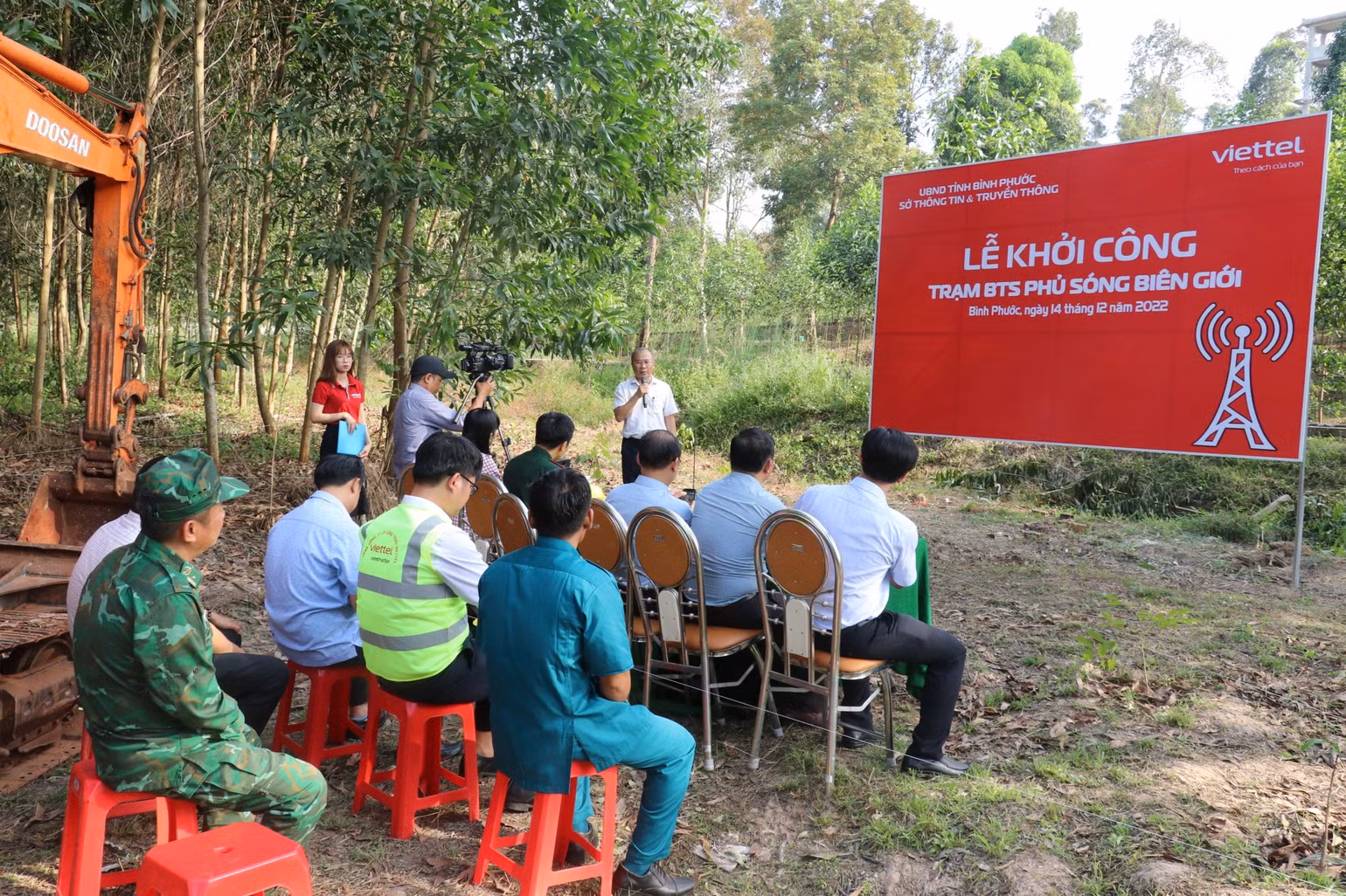 Đưa sóng di động đến tuyến biên giới Bình Phước giúp chất lượng cuộc sống của người dân vùng biên được cải thiện. Đưa sóng di động đến tuyến biên giới Bình Phước giúp chất lượng cuộc sống của người dân vùng biên được cải thiện.