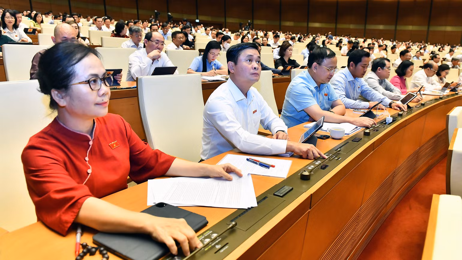 Các đại biểu Quốc hội biểu quyết thông qua Nghị quyết về Chương trình giám sát của Quốc hội năm 2024. (Ảnh: NGUYỄN ÐĂNG)