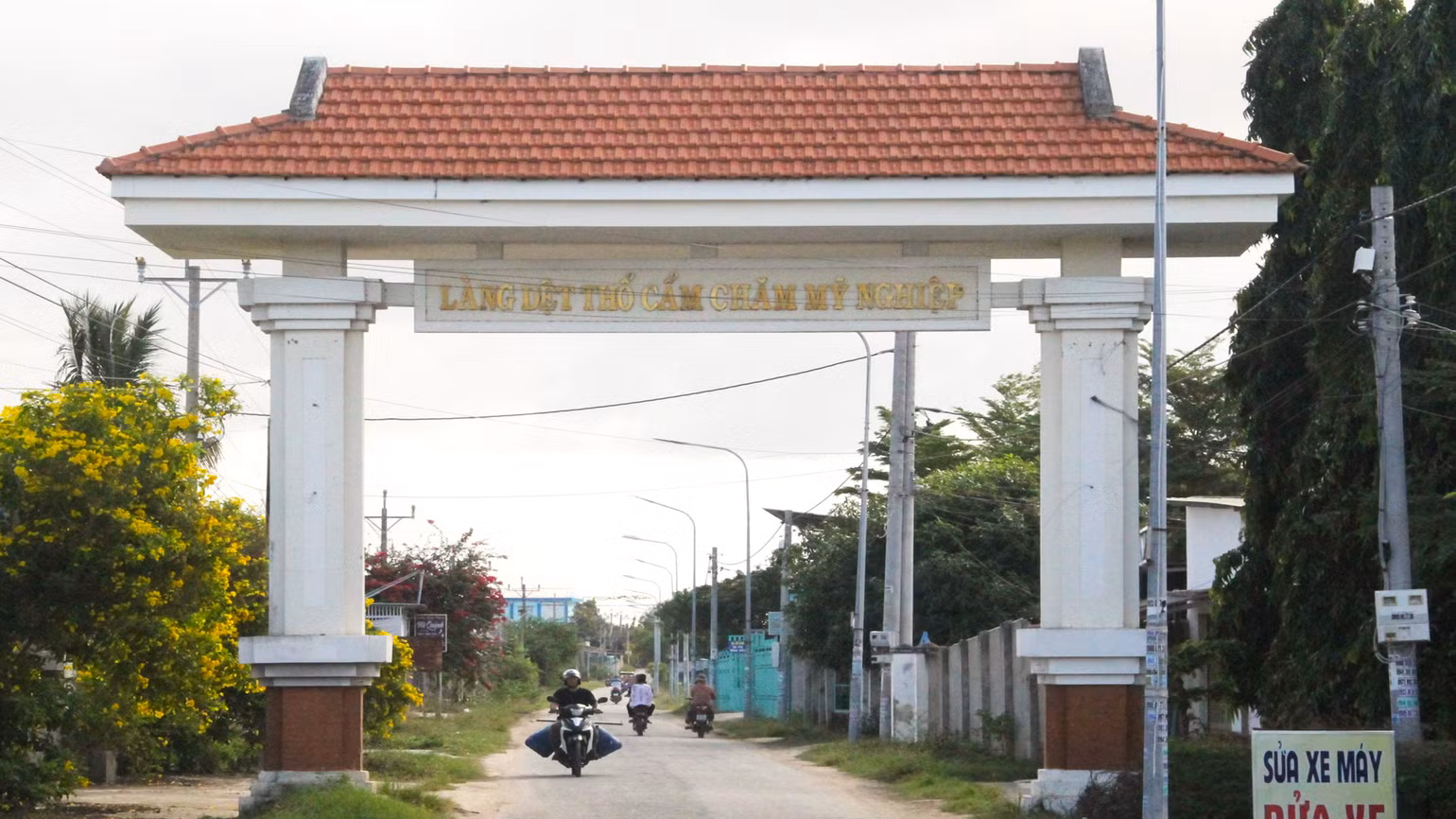 Ông Quảng Đại Thính vận động người dân hiến đất, góp công lao động cùng với sự hỗ trợ kinh phí của Nhà nước, xây dựng cổng làng Mỹ Nghiệp và làm đường giao thông.