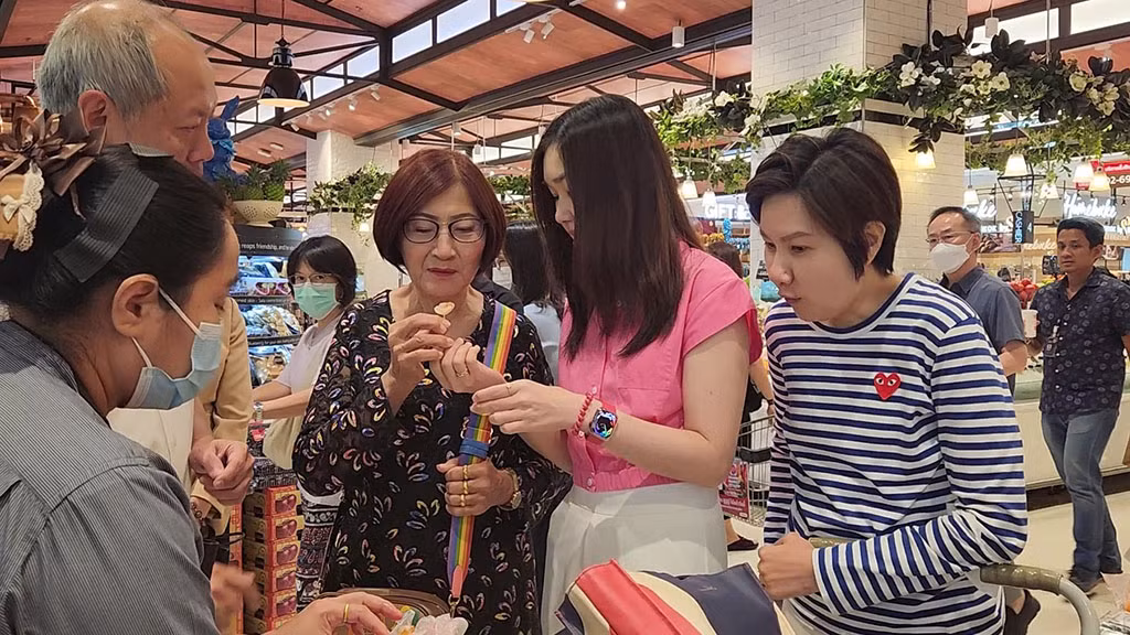 Khách hàng Thái Lan rất thích thú khi nếm thử quả vải Việt Nam.