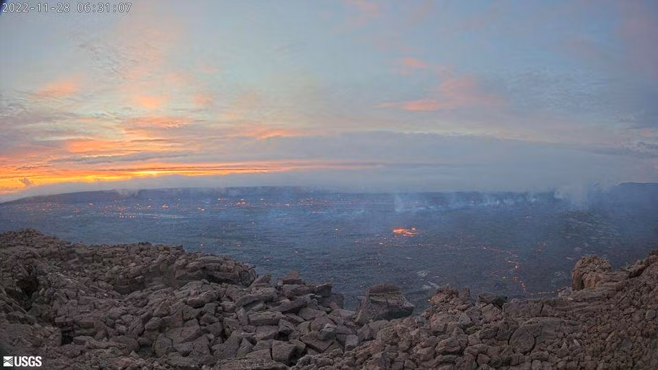 Theo Cơ quan Khảo sát địa chất Mỹ (USGS), các hoạt động địa chất đã gia tăng tại Mauna Loa trong nhiều năm qua. USGS cho biết, có thể quan sát vụ phun trào ở cách xa 72km, tại thị trấn Kona trên bờ biển phía tây của đảo chính ở Hawaii. (Ảnh: USGS) Theo Cơ quan Khảo sát địa chất Mỹ (USGS), các hoạt động địa chất đã gia tăng tại Mauna Loa trong nhiều năm qua. USGS cho biết, có thể quan sát vụ phun trào ở cách xa 72km, tại thị trấn Kona trên bờ biển phía tây của đảo chính ở Hawaii. (Ảnh: USGS)