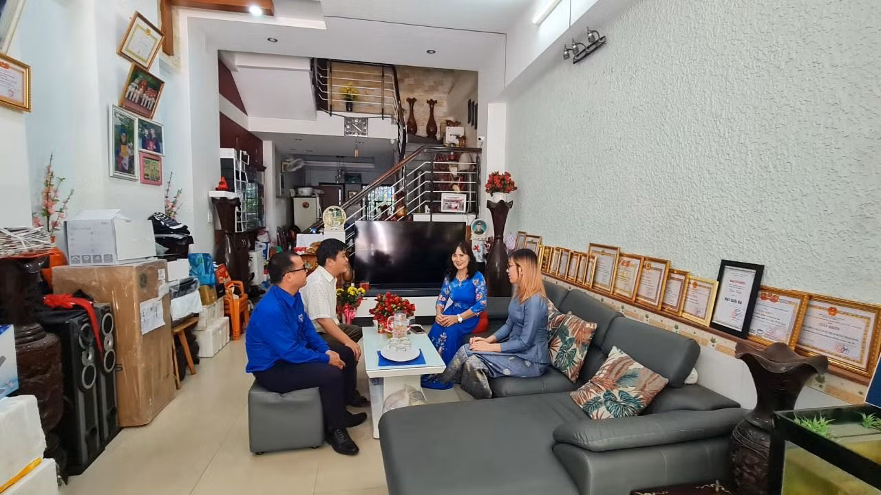 Nữ sinh viên Đa Li Van được gia đình bà Ngô Thị Hường, phường Thạch Thang, quận Hải Châu đón tiếp vui vẻ, nồng ấm. Nữ sinh viên Đa Li Van được gia đình bà Ngô Thị Hường, phường Thạch Thang, quận Hải Châu đón tiếp vui vẻ, nồng ấm.