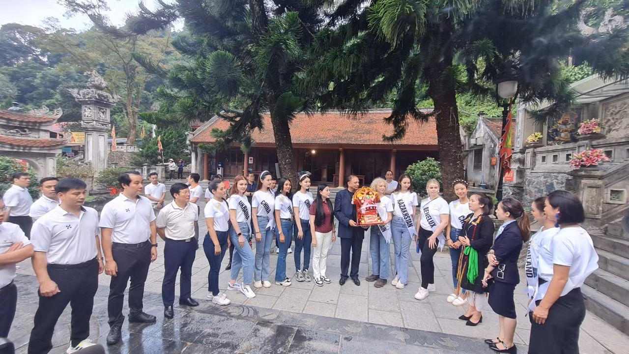 Lãnh đạo tỉnh Vĩnh Phúc và các thí sinh dự thi hoa hậu tại đền Thượng, Tây Thiên. Lãnh đạo tỉnh Vĩnh Phúc và các thí sinh dự thi hoa hậu tại đền Thượng, Tây Thiên.