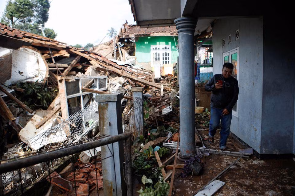Người đàn ông kiểm tra ngôi nhà của mình sau trận động đất. (Ảnh: Reuters) Người đàn ông kiểm tra ngôi nhà của mình sau trận động đất. (Ảnh: Reuters)
