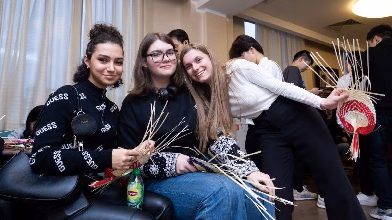 Elizaveta và Kristina (áo đen) cùng những chiếc quạt tự đan.