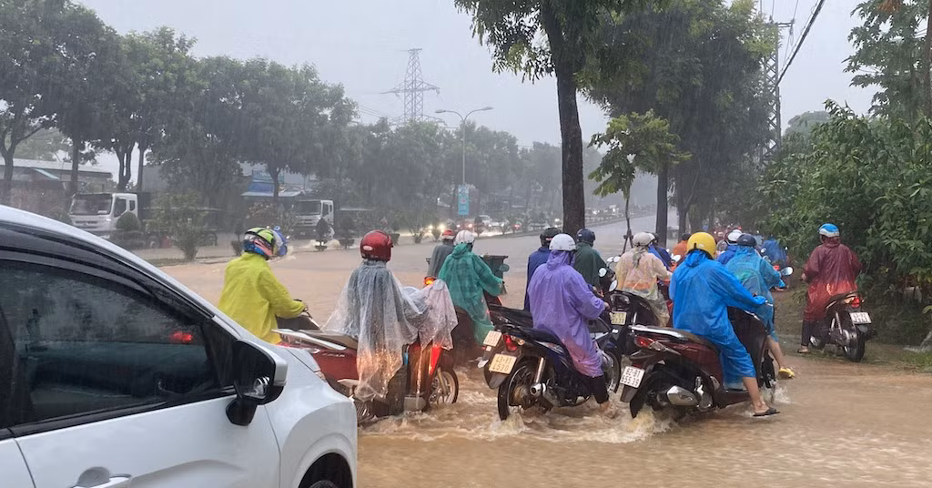 Phương tiện lưu thông khó khăn khi nước ngập tràn hết mặt đường sáng nay.