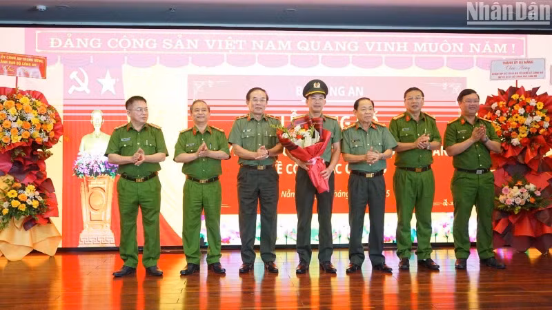 Ban giám đốc Công an Đà Nẵng tặng hoa chúc mừng Thượng tá Nguyễn Đại Đồng nhận nhiệm vụ mới. (Ảnh: ANH ĐÀO)