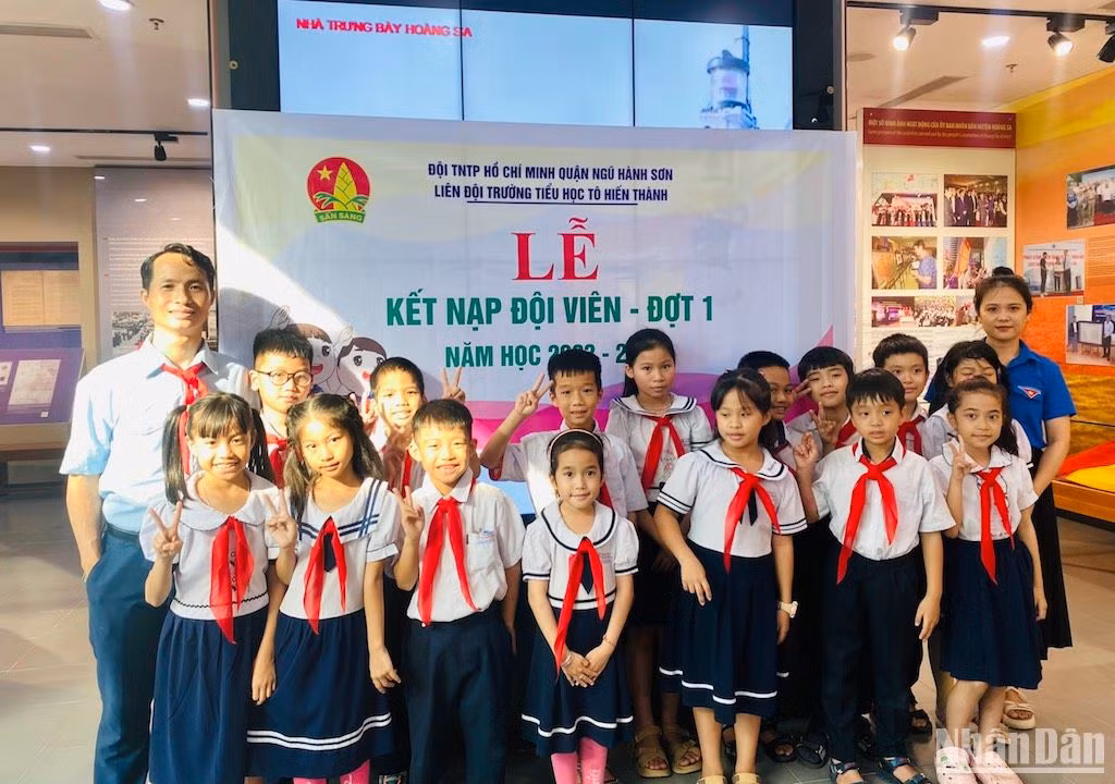 Thầy trò trường Tiểu học Tô Hiến Thành, quận Ngũ Hành Sơn, thành phố Đà Nẵng trong lễ kết nạp đội viên tại Nhà trưng bày Hoàng Sa ngày 18/1. Thầy trò trường Tiểu học Tô Hiến Thành, quận Ngũ Hành Sơn, thành phố Đà Nẵng trong lễ kết nạp đội viên tại Nhà trưng bày Hoàng Sa ngày 18/1.