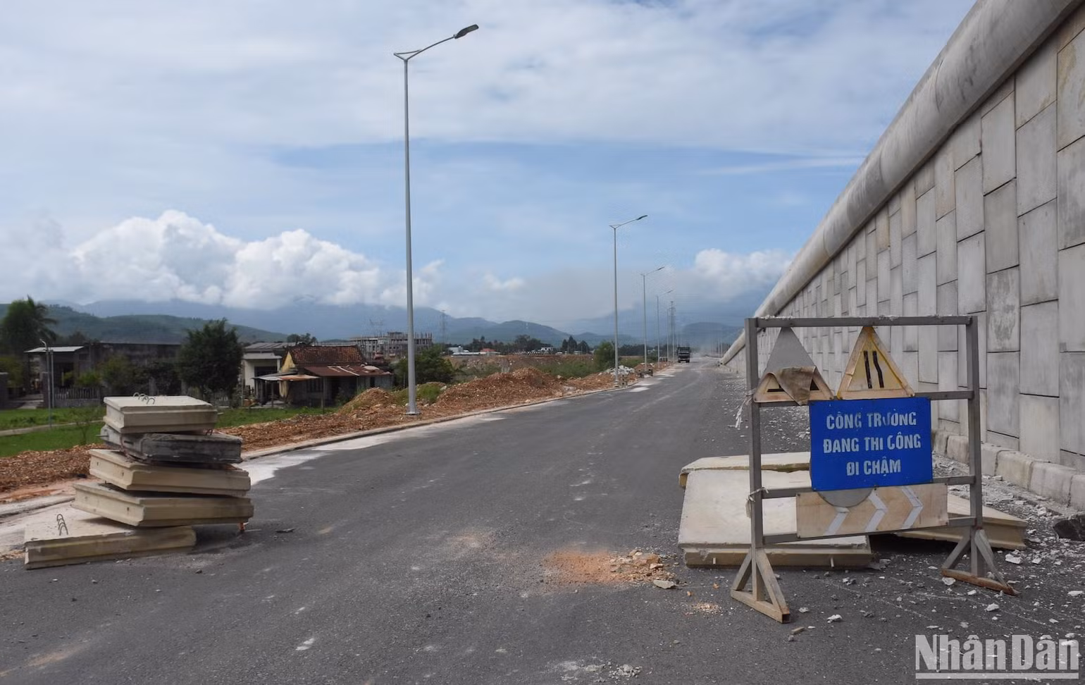 Ngày 19/7/2023, Hội đồng nhân dân thành phố Đà Nẵng ban hành Nghị quyết số 24/NQ-HĐND về việc điều chỉnh chủ trương đầu tư dự án đường vành đai phía tây đoạn từ quốc lộ 14B đến đường Hồ Chí Minh. (Ảnh: ANH ĐÀO)