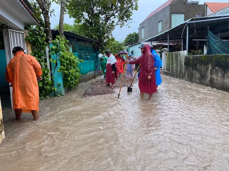 Bùn đất chảy tràn vào nhà dân khu vực Cụm công nghiệp Cẩm Lệ.