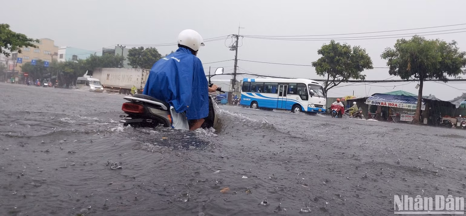 Nước ngập sâu nhiều tuyến đường trên địa bàn quận Liên Chiểu, trưa 7/11. Nước ngập sâu nhiều tuyến đường trên địa bàn quận Liên Chiểu, trưa 7/11.