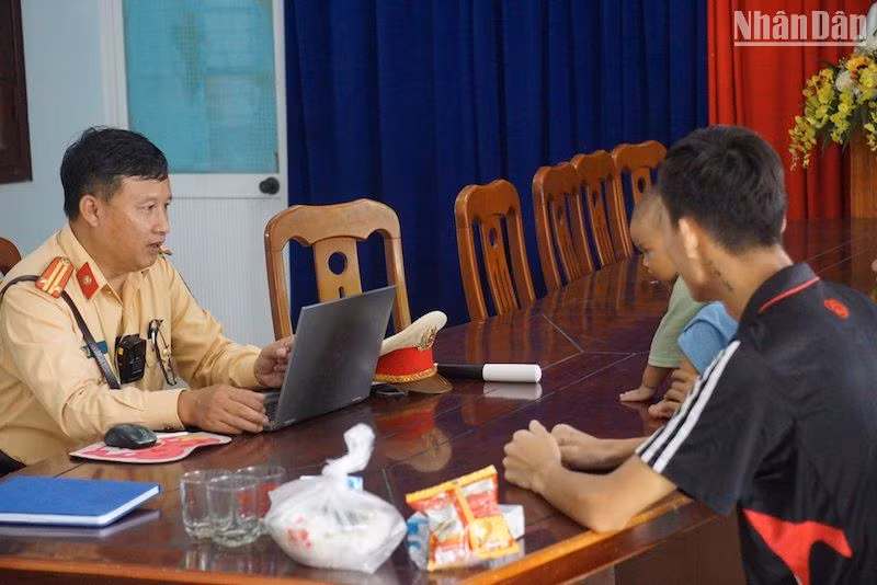 Vợ chồng anh Duy được người dân đưa đến Trạm Cảnh sát giao thông Cửa Ô Hòa Hiệp và đã được các cán bộ, chiến sỹ ở đây góp tiền hỗ trợ để bắt xe về quê.