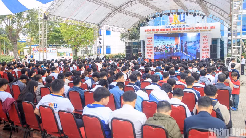 775 thí sinh dự thi trực tiếp với nội dung và đề thi theo chuẩn các kỳ thi Học sinh giỏi Quốc gia và Quốc tế môn Tin học. (Ảnh: ANH ĐÀO)