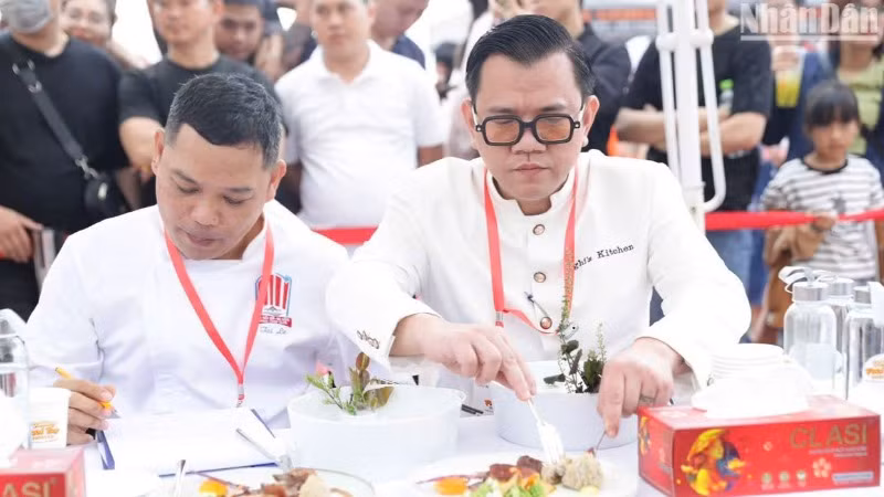 Các giám khảo chấm chọn món ăn tại cuộc thi. (Ảnh: ANH ĐÀO) Các giám khảo chấm chọn món ăn tại cuộc thi. (Ảnh: ANH ĐÀO)