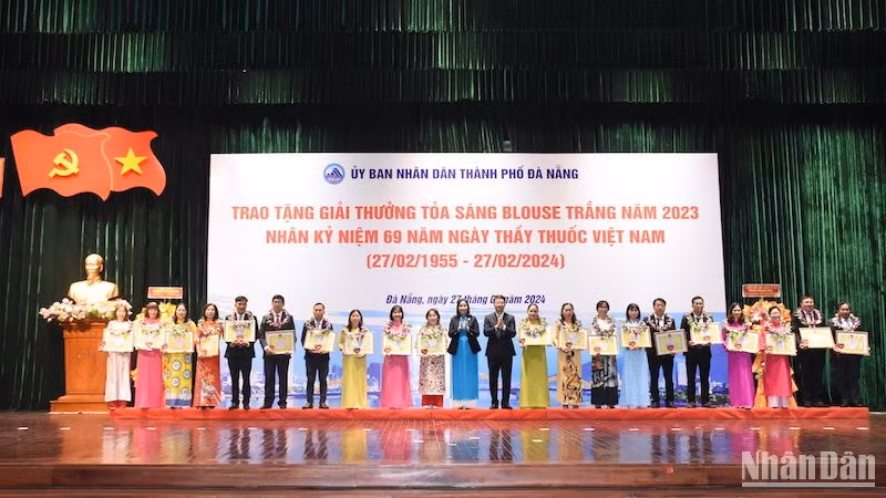 Đà Nẵng tri ân, trao tặng Giải thưởng "Tỏa sáng Blouse trắng” cho 20 y bác sĩ, nhân viên y tế. Ảnh: ANH ĐÀO Đà Nẵng tri ân, trao tặng Giải thưởng "Tỏa sáng Blouse trắng” cho 20 y bác sĩ, nhân viên y tế. Ảnh: ANH ĐÀO