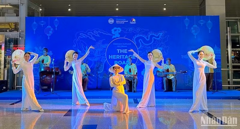 Biểu diễn nghệ thuật như chương trình “Con đường di sản” tại Nhà ga quốc tế Đà Nẵng. (Ảnh ANH ĐÀO) Biểu diễn nghệ thuật như chương trình “Con đường di sản” tại Nhà ga quốc tế Đà Nẵng. (Ảnh ANH ĐÀO)
