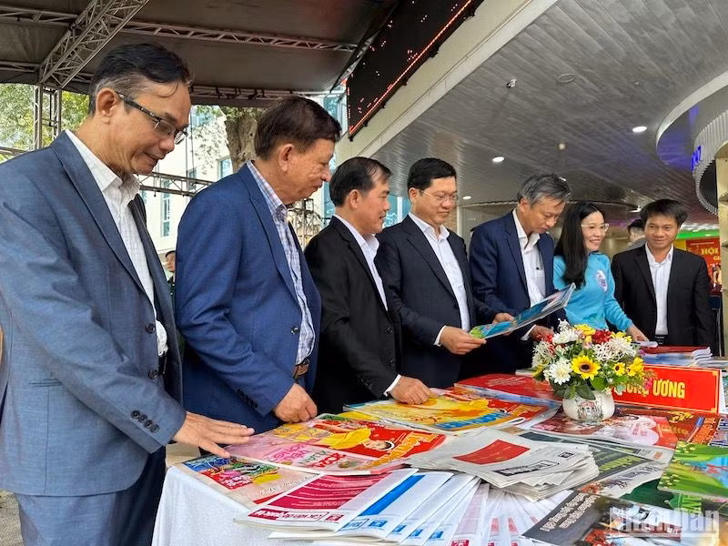 Các đại biểu tham quan không gian trưng bày các ấn phẩm báo Xuân Giáp Thìn 2024. Ảnh: ANH ĐÀO