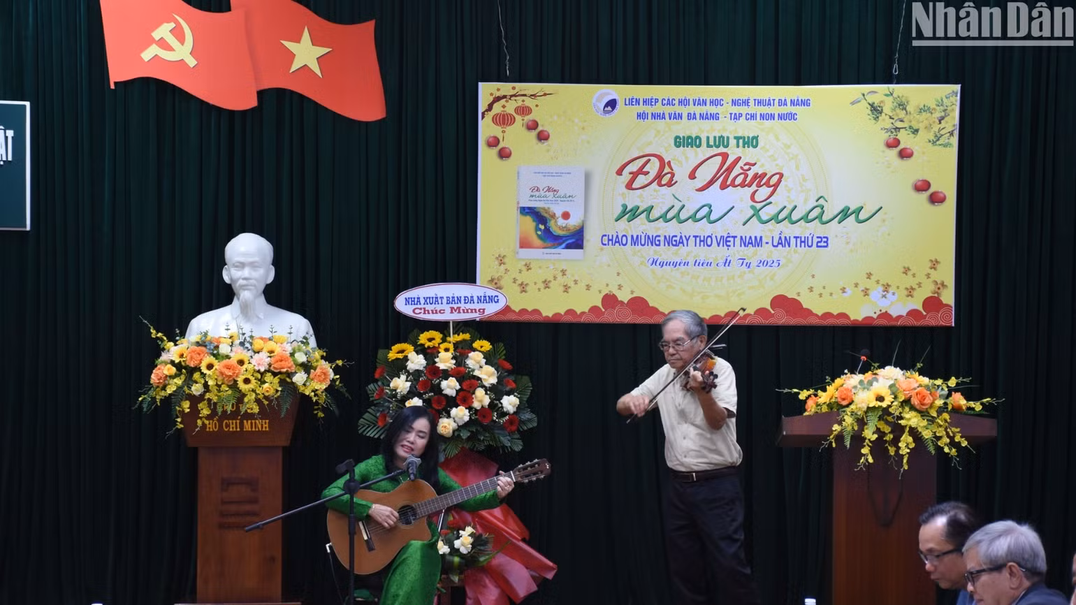 Nhạc sĩ Nguyễn Thu Thủy phổ nhạc và trình bày ca khúc Khói sương, thơ Nguyệt Phượng. (Ảnh: ANH ĐÀO) Nhạc sĩ Nguyễn Thu Thủy phổ nhạc và trình bày ca khúc Khói sương, thơ Nguyệt Phượng. (Ảnh: ANH ĐÀO)