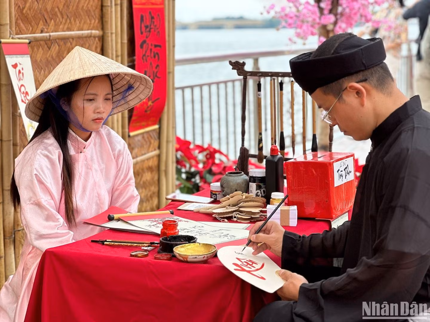 Du xuân Đà Nẵng và viết thư pháp bên bờ sông Hàn. (Ảnh: ANH ĐÀO) Du xuân Đà Nẵng và viết thư pháp bên bờ sông Hàn. (Ảnh: ANH ĐÀO)