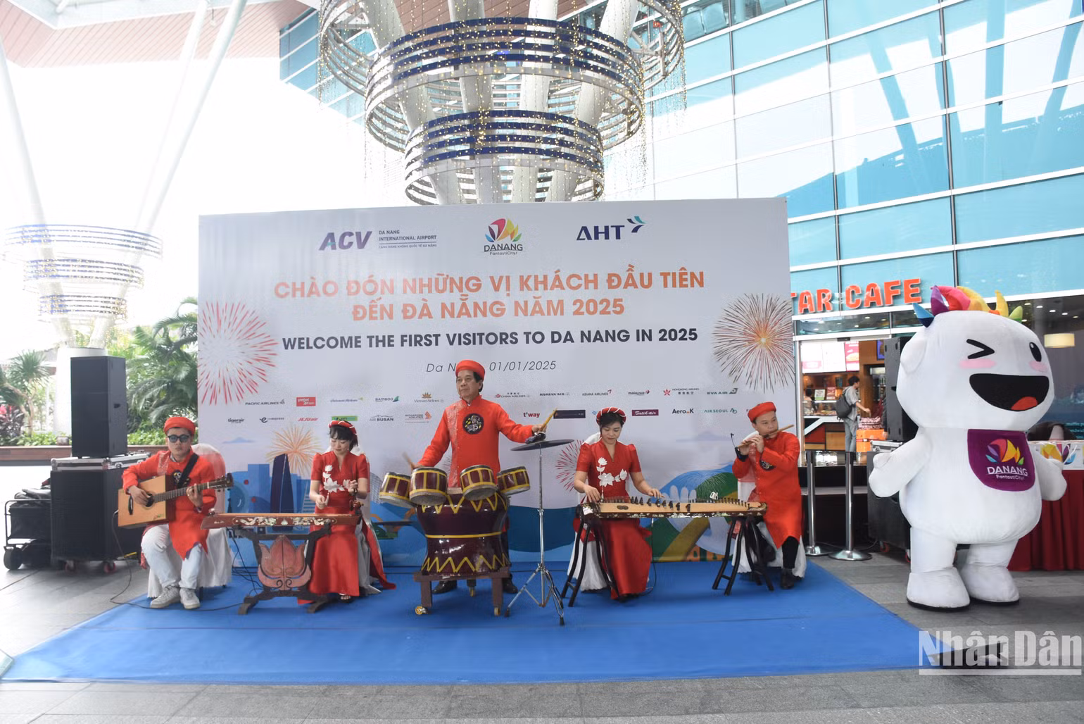 Chương trình nghệ thuật đặc biệt chào mừng những hành khách quốc tế đầu tiên đến Đà Nẵng bằng đường hàng không, sáng ngày 1/1. (Ảnh: ANH ĐÀO)
