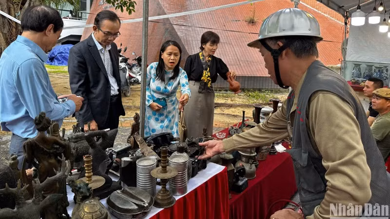 Không gian trưng bày "Phiên chợ đồ xưa". (Ảnh: ANH ĐÀO)
