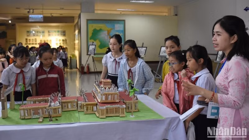 Học sinh Đà Nẵng tham quan các tác phẩm vào chung kết cuộc thi làm mô hình các công trình kiến trúc tiêu biểu tại thành phố Đà Nẵng. (Ảnh: ANH ĐÀO)