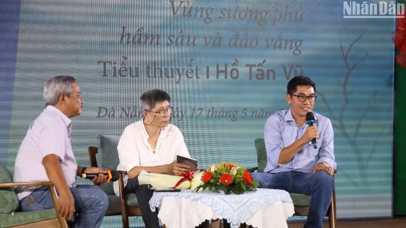 Nhà báo Hồ Tấn Vũ chia sẻ về tiểu thuyết “Vùng sương phủ, hầm sâu và đảo vắng”. (Ảnh: ANH ĐÀO) Nhà báo Hồ Tấn Vũ chia sẻ về tiểu thuyết “Vùng sương phủ, hầm sâu và đảo vắng”. (Ảnh: ANH ĐÀO)