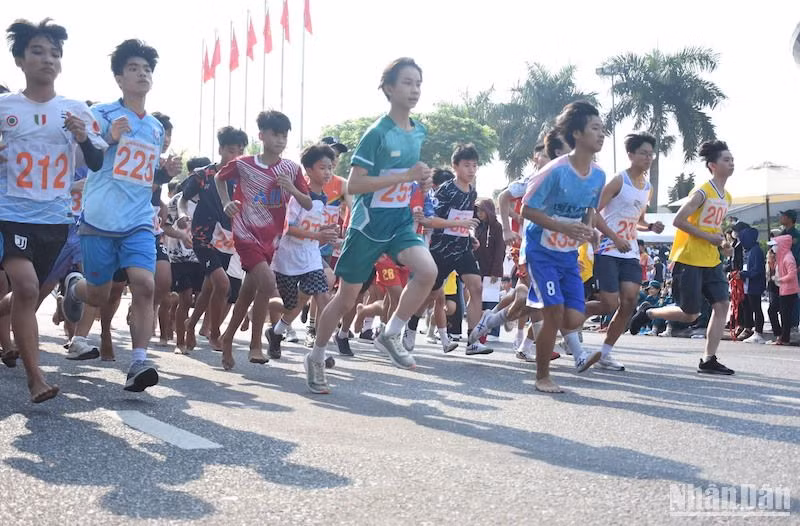 Từ năm 2023, Ban tổ chức Giải Việt dã - chạy Vũ trang truyền thống Báo Đà Nẵng đã đổi thời gian tổ chức giải vào tháng 4 nhằm bảo đảm thời tiết thuận lợi. Trước đây, giải tổ chức vào tháng 12 hằng năm. (Ảnh: ANH ĐÀO)